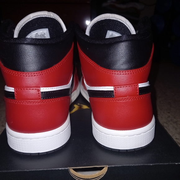 Jordan 1 Mid Chicago 2020 (Custom) - Picture 4 of 5